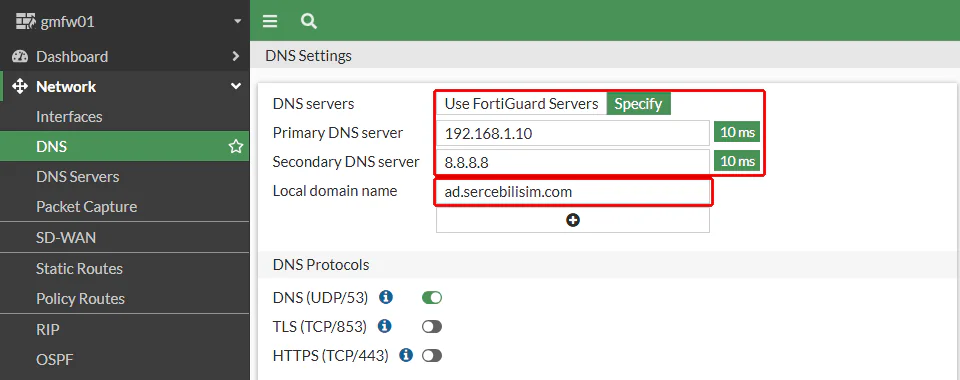 FortiGate Network DNS Settings ekranında Specify seçili, birincil DNS 192.168.1.10, ikincil 8.8.8.8 ve yerel alan adı ad.sistemkusu.com; sunucu alanları ve yerel alan adı kırmızı çerçeveyle işaretli