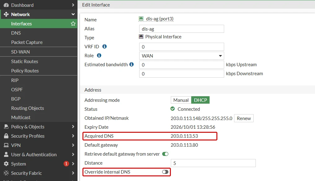 FortiGate arayüz düzenleme ekranında adresleme kipi DHCP, durum Connected, alınan adres 203.0.113.148, Acquired DNS 203.0.113.53, ağ geçidi 203.0.113.80, Distance 5; Acquired DNS satırı ve kapalı Override internal DNS anahtarı kırmızı çerçeveyle gösterilmiş