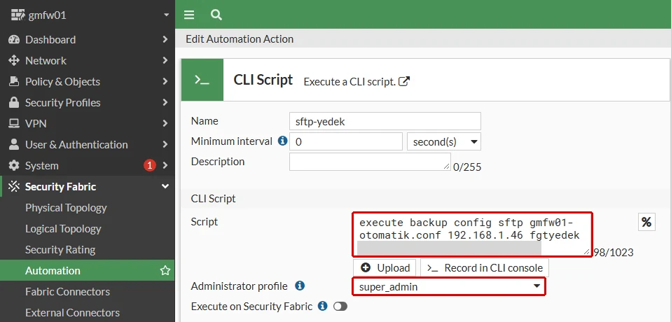 FortiGate Edit Automation Action formu, sftp-yedek: Script kutusundaki execute backup config sftp komutu ve super_admin yönetici profili kırmızı çerçeveyle işaretli; komuttaki iki parola gri kutuyla maskeli