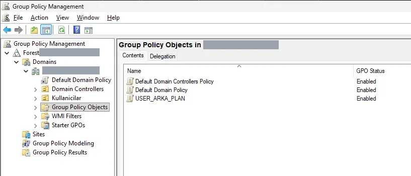 RSAT ile kurulan Group Policy Management konsolu, Linux üzerinde çalışan Samba AD DC'nin forest'ini gösteriyor (eski lab'ın alan adı gri bantla örtüldü): 'Group Policy Objects' listesinde komut satırından oluşturulmuş USER_ARKA_PLAN GPO'su 'Enabled' durumda