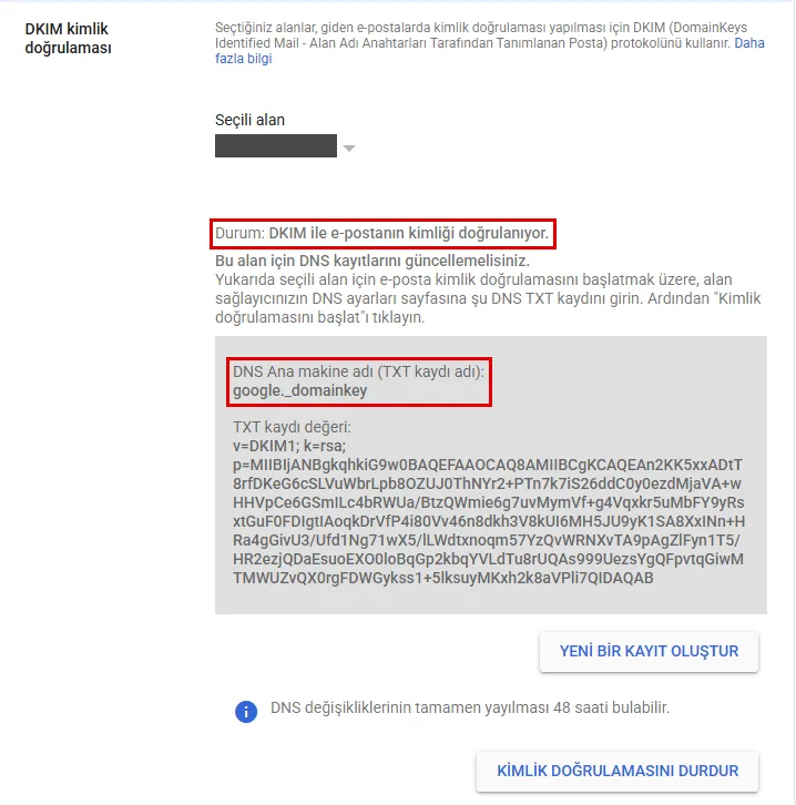 Google Workspace yönetim panelinde DKIM kimlik doğrulaması sayfası: 'DKIM ile e-postanın kimliği doğrulanıyor' durumu ve google._domainkey kayıt adı kırmızı çerçeveyle işaretli, seçili alan adı gri bantla gizli